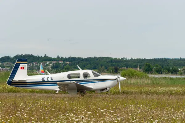 Wangen-Lachen, İsviçre, 26 Mayıs 2024 HB-DIA Mooney Mooney M20J pervaneli uçak küçük bir havaalanında