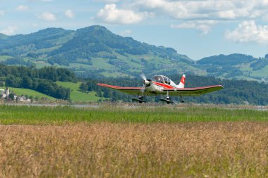 Wangen-Lachen, İsviçre, 26 Mayıs 2024 HB-SFF Jodel D140C Mousquetaire III pervane uçağı küçük bir havaalanına iniyor.