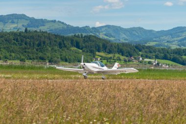 Wangen-Lachen, İsviçre, 26 Mayıs 2024 HB-WZA Breezer B600 pervane uçağı küçük bir havaalanına iniyor.
