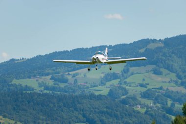 Wangen-Lachen, İsviçre, 26 Mayıs 2024 HB-WZA Breezer B600 pervane uçağı küçük bir havaalanına iniyor.