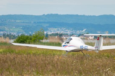 Wangen-Lachen, İsviçre, 26 Mayıs 2024 HB-SCL Diamond DV20 Katana pervane uçağı küçük bir havaalanı.