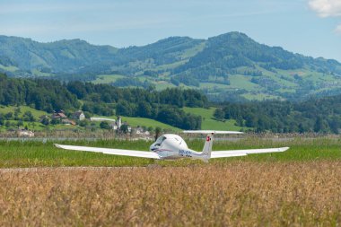 Wangen-Lachen, İsviçre, 26 Mayıs 2024 HB-SCL Diamond DV20 Katana pervane uçağı küçük bir havaalanı.
