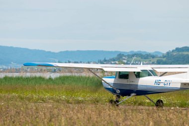Wangen-Lachen, İsviçre, 26 Mayıs 2024 HB-CIY Cessna F152 pervaneli uçağını küçük bir havaalanına indirdi.