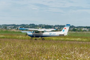 Wangen-Lachen, İsviçre, 26 Mayıs 2024 HB-CIY Cessna F152 pervaneli uçağını küçük bir havaalanına indirdi.