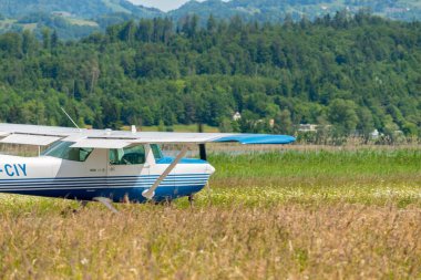 Wangen-Lachen, İsviçre, 26 Mayıs 2024 HB-CIY Cessna F152 pervaneli uçağını küçük bir havaalanına indirdi.