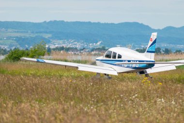 Wangen-Lachen, İsviçre, 26 Mayıs 2024 HB-PMG Piper PA-28 Archer II pervane uçağı küçük bir havaalanına iniyor.