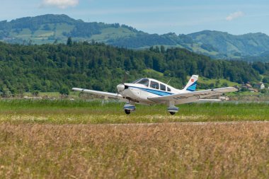 Wangen-Lachen, İsviçre, 26 Mayıs 2024 HB-PMG Piper PA-28 Archer II pervane uçağı küçük bir havaalanına iniyor.