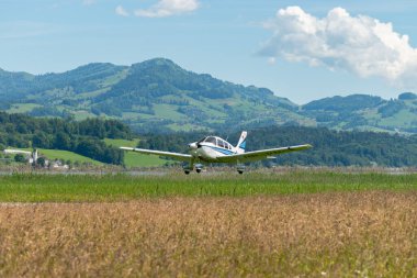 Wangen-Lachen, İsviçre, 26 Mayıs 2024 HB-PMG Piper PA-28 Archer II pervane uçağı küçük bir havaalanına iniyor.