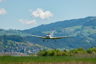 Wangen-Lachen, İsviçre, 26 Mayıs 2024 HB-PMG Piper PA-28 Archer II pervane uçağı küçük bir havaalanına iniyor.