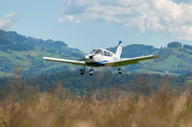 Wangen-Lachen, İsviçre, 26 Mayıs 2024 HB-OZV Piper PA-28-180 pervane uçağı küçük bir havaalanına iniyor.
