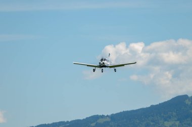 Wangen-Lachen, İsviçre, 26 Mayıs 2024 HB-OZV Piper PA-28-180 pervane uçağı küçük bir havaalanına iniyor.