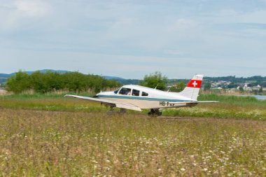 Wangen-Lachen, İsviçre, 26 Mayıs 2024 HB-PKF Piper PA-28-236 pervane uçağı küçük bir havaalanına iniyor.