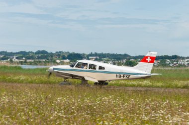 Wangen-Lachen, İsviçre, 26 Mayıs 2024 HB-PKF Piper PA-28-236 pervane uçağı küçük bir havaalanına iniyor.