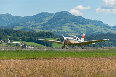 Wangen-Lachen, İsviçre, 26 Mayıs 2024 HB-PKF Piper PA-28-236 pervane uçağı küçük bir havaalanına iniyor.