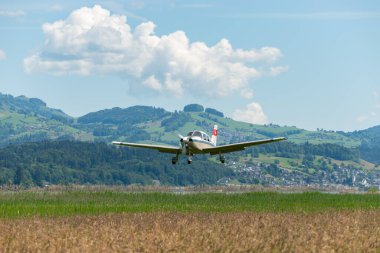Wangen-Lachen, İsviçre, 26 Mayıs 2024 HB-PKF Piper PA-28-236 pervane uçağı küçük bir havaalanına iniyor.