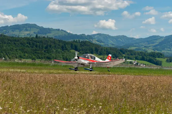 Wangen-Lachen, İsviçre, 26 Mayıs 2024 HB-SFF Jodel D140C Mousquetaire III pervane uçağı küçük bir havaalanına iniyor.