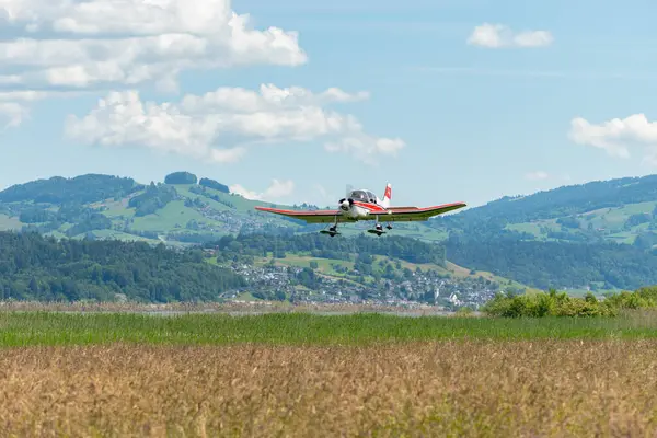 Wangen-Lachen, İsviçre, 26 Mayıs 2024 HB-SFF Jodel D140C Mousquetaire III pervane uçağı küçük bir havaalanına iniyor.