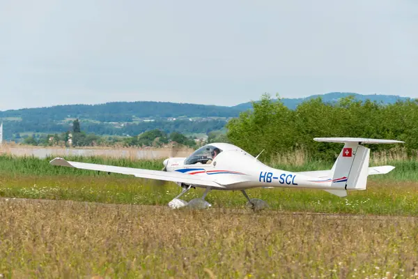 Wangen-Lachen, İsviçre, 26 Mayıs 2024 HB-SCL Diamond DV20 Katana pervane uçağı küçük bir havaalanı.