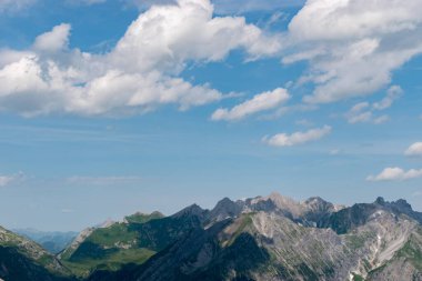 Arlberg Bölgesi, Avusturya, 30 Temmuz 2024 Güneşli bir günde küçük bir pervaneli uçakla Dağ Panorama Uçuşu