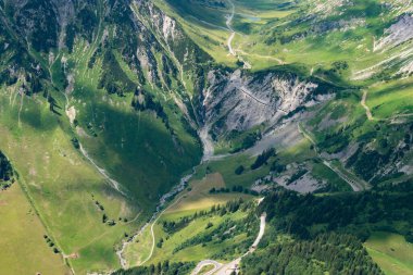 Arlberg geçidi, Avusturya, 30 Temmuz 2024 Arlberg dağ geçidi üzerinde küçük bir uçakla uçuş sırasında