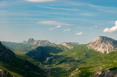 Arlberg geçidi, Avusturya, 30 Temmuz 2024 Güneşli bir günde tepenin üzerindeki uçuş sırasında inanılmaz bir dağ manzarası