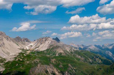 Arlberg geçidi, Avusturya, 30 Temmuz 2024 Güneşli bir günde tepenin üzerindeki uçuş sırasında inanılmaz bir dağ manzarası