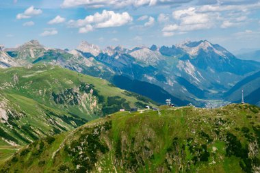 Arlberg geçidi, Avusturya, 30 Temmuz 2024 Güneşli bir günde tepenin üzerindeki uçuş sırasında inanılmaz bir dağ manzarası