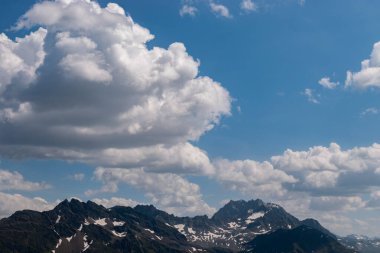 Arlberg geçidi, Avusturya, 30 Temmuz 2024 Güneşli bir günde tepenin üzerindeki uçuş sırasında inanılmaz bir dağ manzarası