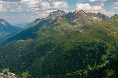 Arlberg geçidi, Avusturya, 30 Temmuz 2024 Güneşli bir günde tepenin üzerindeki uçuş sırasında inanılmaz bir dağ manzarası