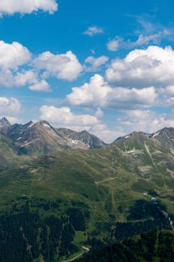 Arlberg geçidi, Avusturya, 30 Temmuz 2024 Güneşli bir günde tepenin üzerindeki uçuş sırasında inanılmaz bir dağ manzarası
