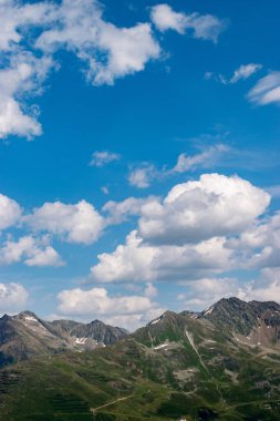 Arlberg geçidi, Avusturya, 30 Temmuz 2024 Güneşli bir günde tepenin üzerindeki uçuş sırasında inanılmaz bir dağ manzarası