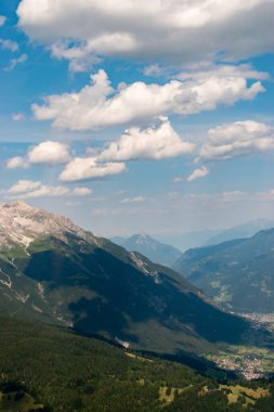 Arlberg geçidi, Avusturya, 30 Temmuz 2024 Güneşli bir günde tepenin üzerindeki uçuş sırasında inanılmaz bir dağ manzarası