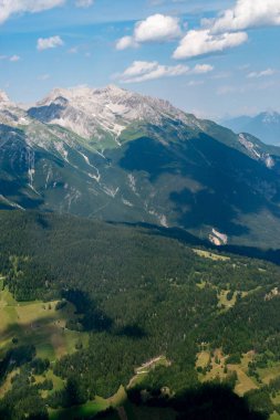 Arlberg geçidi, Avusturya, 30 Temmuz 2024 Güneşli bir günde tepenin üzerindeki uçuş sırasında inanılmaz bir dağ manzarası