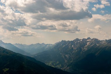 Tyrol, Avusturya, 30 Temmuz 2024 Alp manzaralı güneşli bir günde küçük bir uçakla