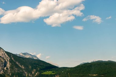 Tyrol, Avusturya, 30 Temmuz 2024 Alp manzaralı güneşli bir günde küçük bir uçakla