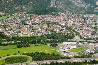 Innsbruck, Avusturya, 30 Temmuz 2024 Küçük bir uçakla şehir üzerinde görüntüleme