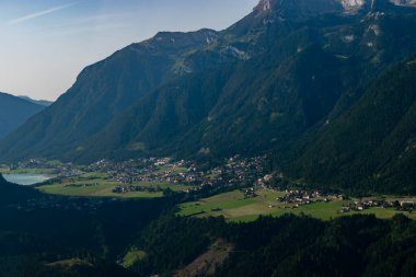 Innsbruck bölgesi, Avusturya, 30 Temmuz 2024 Sersemletici dağ manzarası küçük bir uçakla uçarken