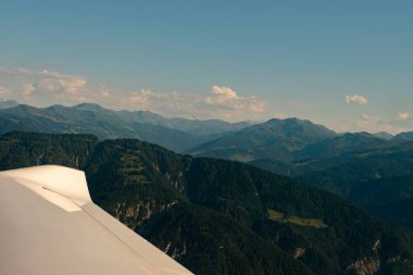 Innsbruck bölgesi, Avusturya, 30 Temmuz 2024 Sersemletici dağ manzarası küçük bir uçakla uçarken