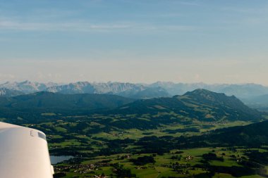 Bavyera, Almanya, 30 Temmuz 2024 Güneşli bir günde küçük bir uçakla Alp manzarası