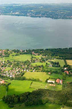 Starnberg Bölgesi, Almanya, 4 Ağustos 2024. Küçük bir uçakla Starnberg Gölü üzerinde bir uçuş.