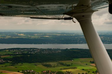 Starnberg Bölgesi, Almanya, 4 Ağustos 2024. Küçük bir uçakla Starnberg Gölü üzerinde bir uçuş.