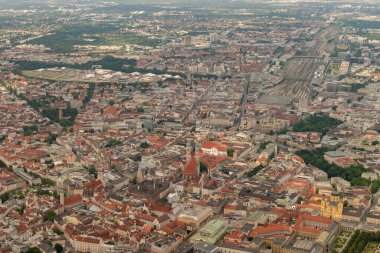 Münih, Almanya, 4 Ağustos 2024 Şehir merkezinden küçük bir uçakla uçarken görüldü.