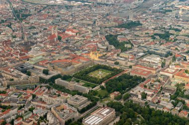 Münih, Almanya, 4 Ağustos 2024 Şehir merkezindeki Hofgarten üzerinde küçük bir uçakla uçarken