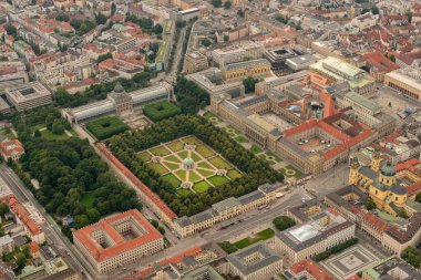 Münih, Almanya, 4 Ağustos 2024 Şehir merkezindeki Hofgarten üzerinde küçük bir uçakla uçarken