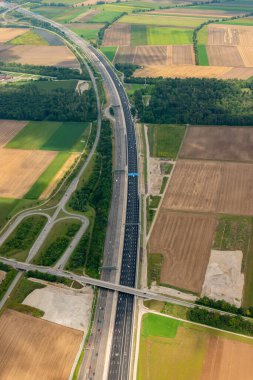 Bavyera, Almanya, 4 Ağustos 2024 Münih 'in doğusu küçük bir uçakla uçarken yukarıdan görüldü.