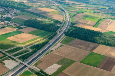 Bavyera, Almanya, 4 Ağustos 2024 Münih 'in doğusu küçük bir uçakla uçarken yukarıdan görüldü.