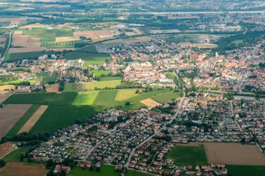 Altoetting, Almanya, 4 Ağustos 2024 Küçük bir uçakla şehir merkezine uçarken