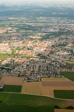 Altoetting, Almanya, 4 Ağustos 2024 Küçük bir uçakla şehir merkezine uçarken