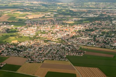 Altoetting, Almanya, 4 Ağustos 2024 Küçük bir uçakla şehir merkezine uçarken