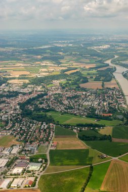 Neuoetting, Almanya, 4 Ağustos 2024 Küçük bir uçakla şehir merkezine uçarken